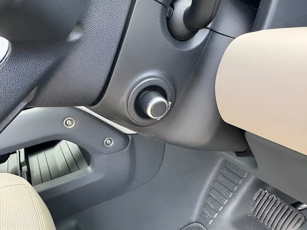 Used 2020 Land Rover Defender Se Black - Interior and Exterior details 17