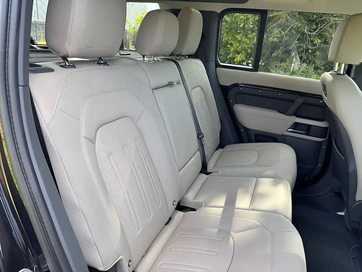 Used 2020 Land Rover Defender Se Black - Interior and Exterior details 19