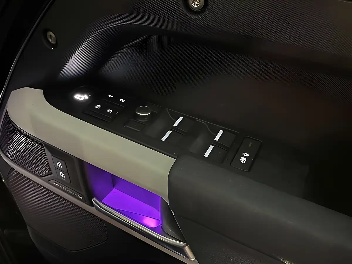 Used 2020 Land Rover Defender Se Black - Interior and Exterior details 16