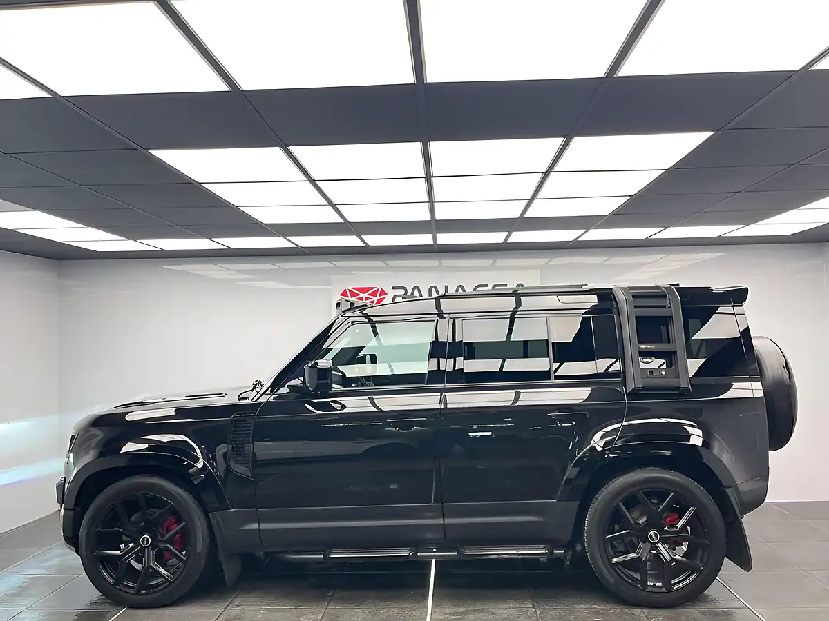 Used 2020 Land Rover Defender Se Black - Interior and Exterior details 5
