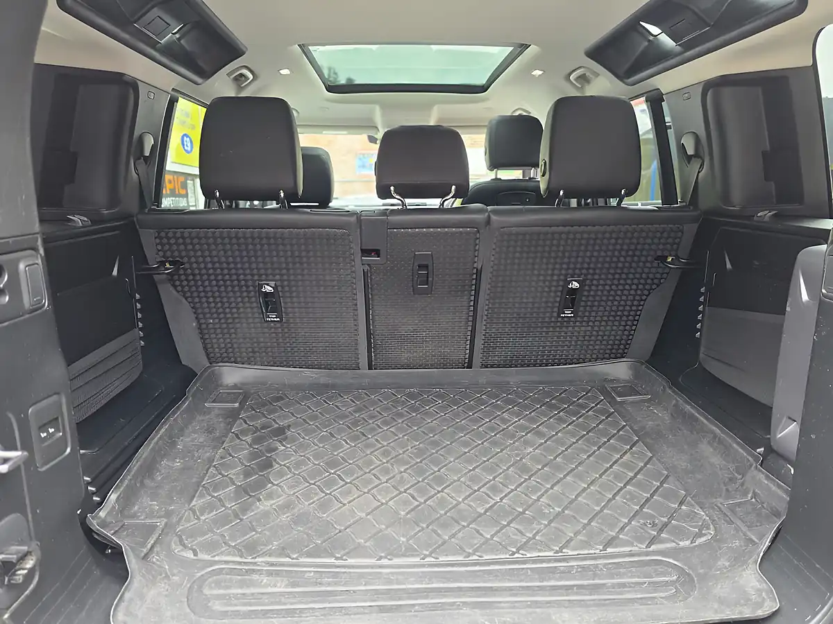 Used 2020 Land Rover Defender Se Grey - Interior and Exterior details 12