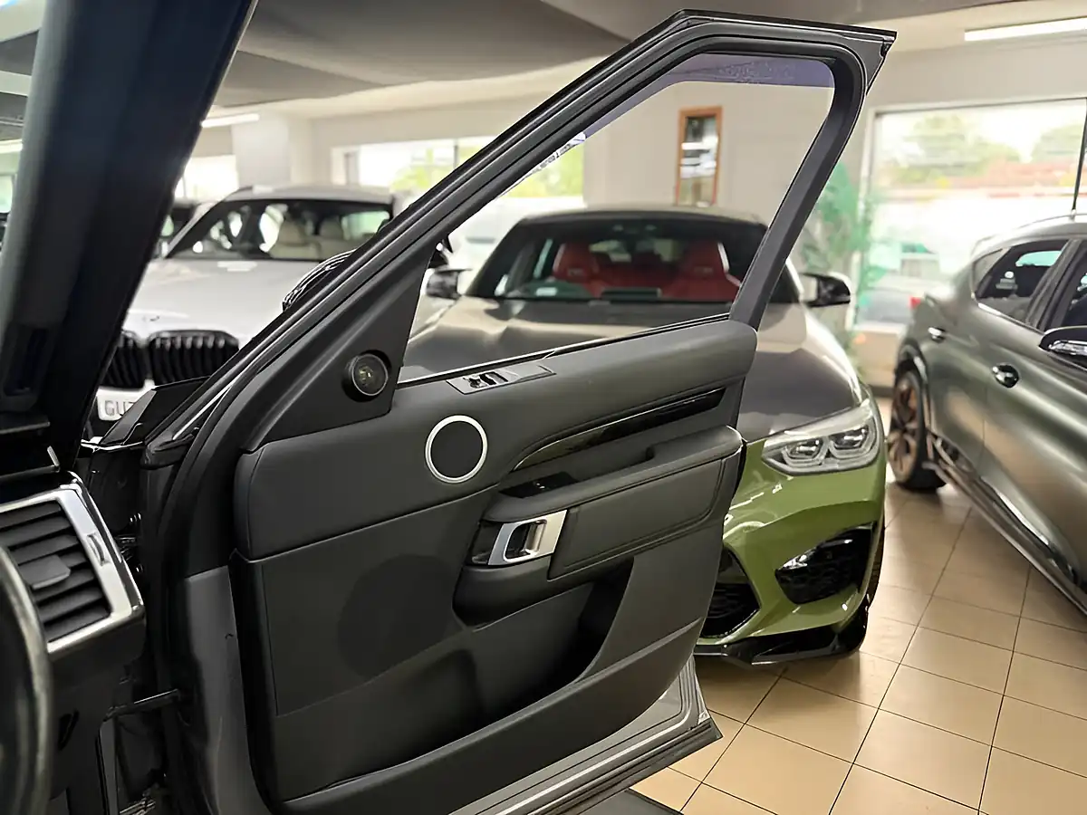 Used 2020 Land Rover Discovery Commercial Se Grey - Interior and Exterior details 11