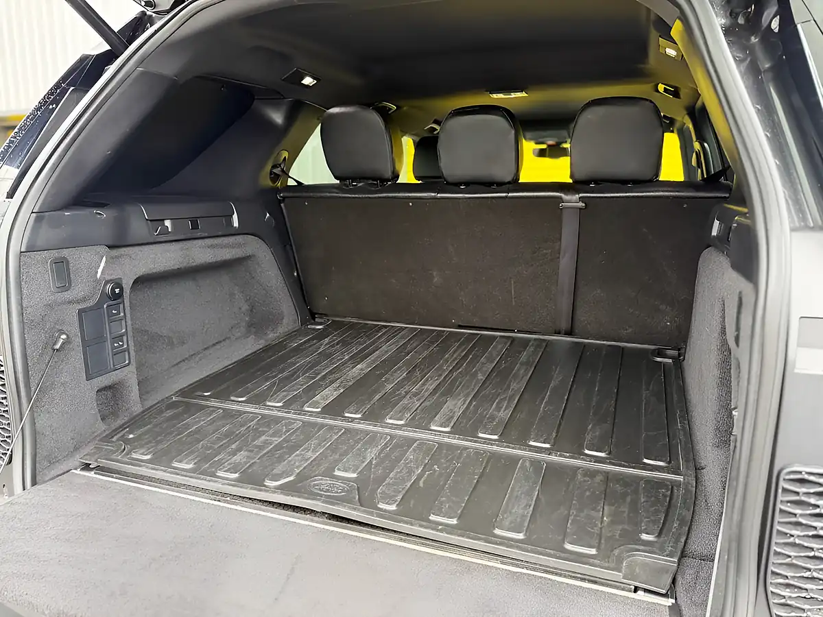 Used 2020 Land Rover Discovery Hse Grey - Interior and Exterior details 12