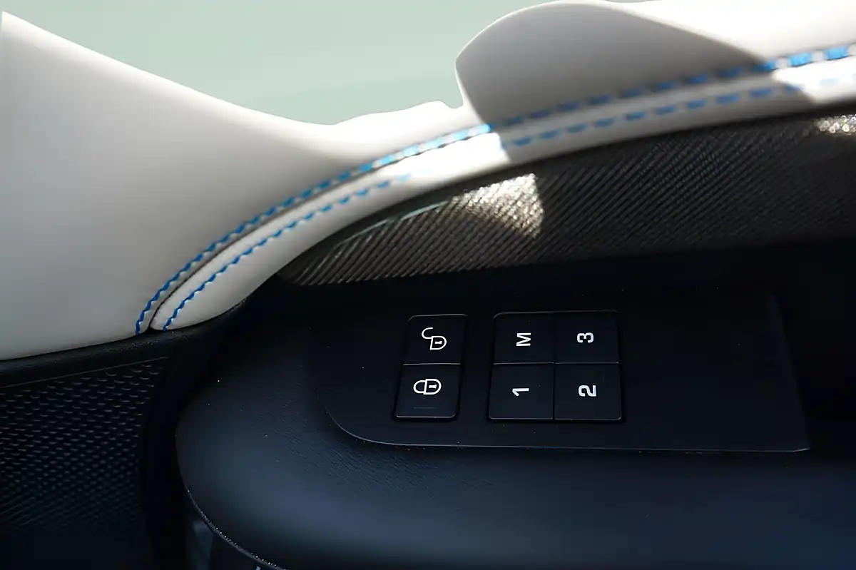 Used 2020 Land Rover Discovery Hse Luxury Grey - Interior and Exterior details 16