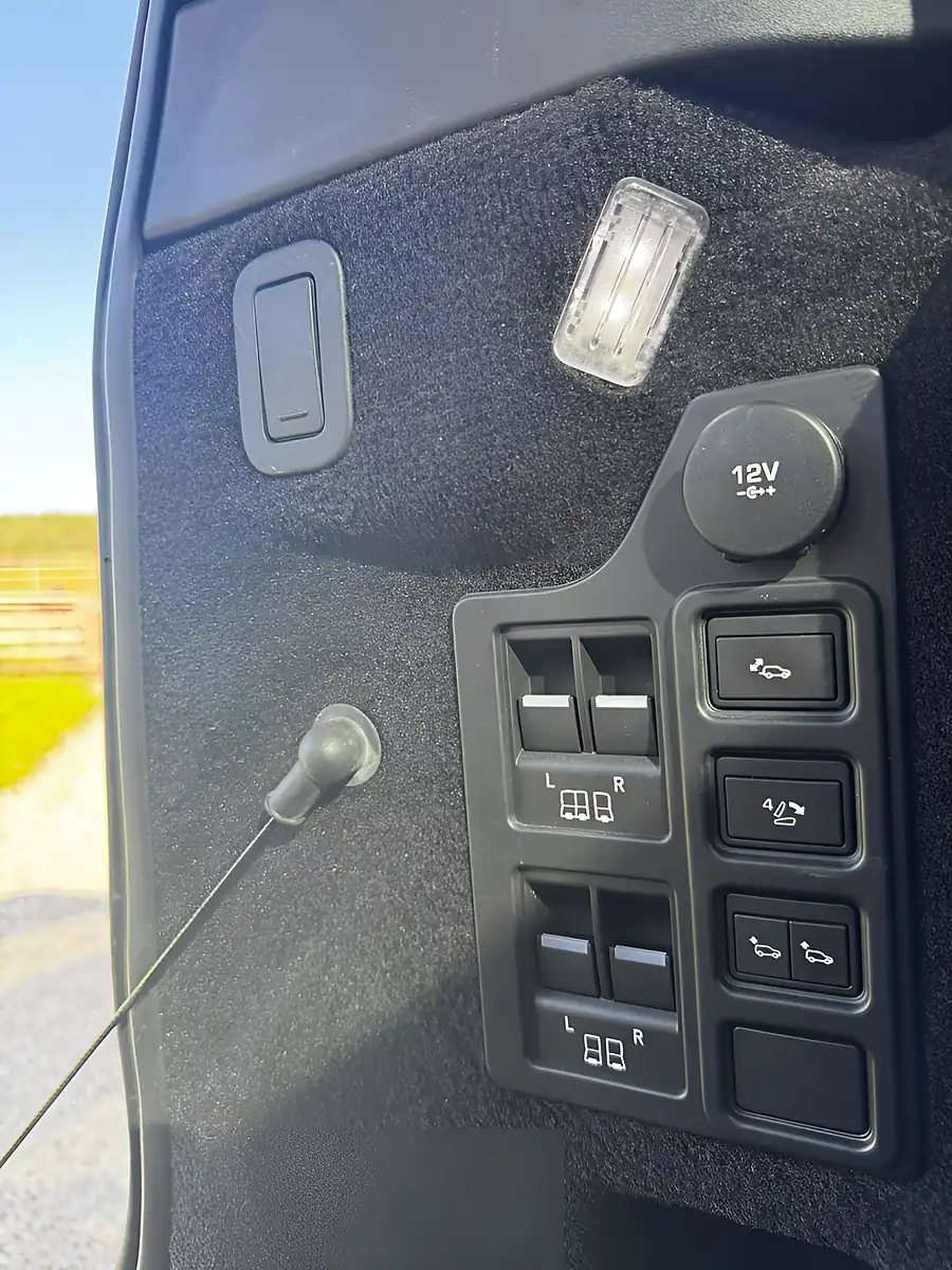 Used 2020 Land Rover Discovery Hse Luxury Silver - Interior and Exterior details 19