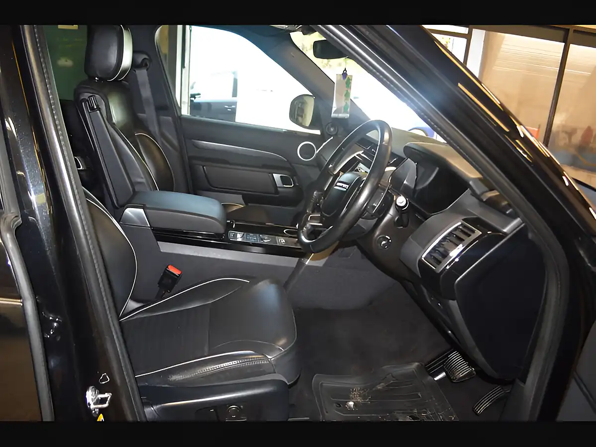Used 2020 Land Rover Discovery Hse Santorini Black - Interior and Exterior details 10