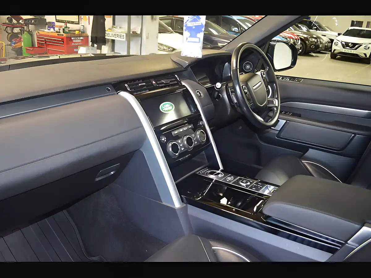 Used 2020 Land Rover Discovery Hse Santorini Black - Interior and Exterior details 12