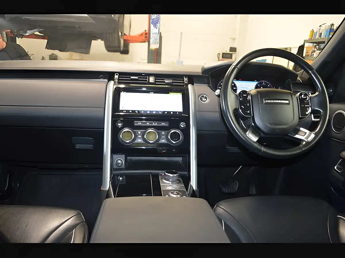 Used 2020 Land Rover Discovery Hse Santorini Black - Interior and Exterior details 14