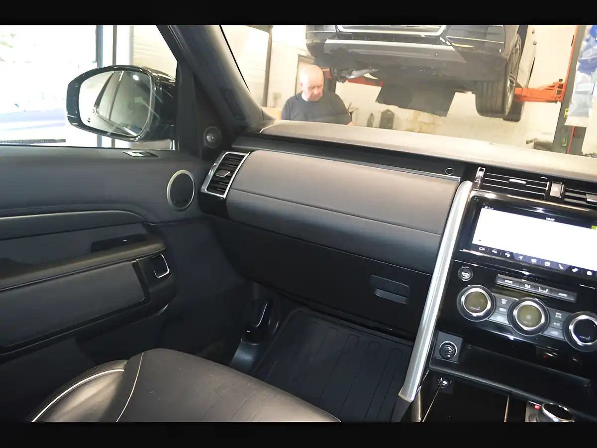 Used 2020 Land Rover Discovery Hse Santorini Black - Interior and Exterior details 15