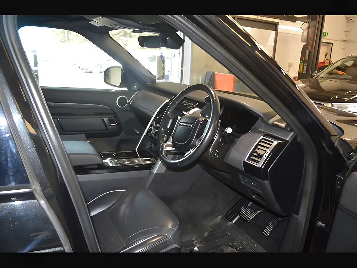 Used 2020 Land Rover Discovery Hse Santorini Black - Interior and Exterior details 9