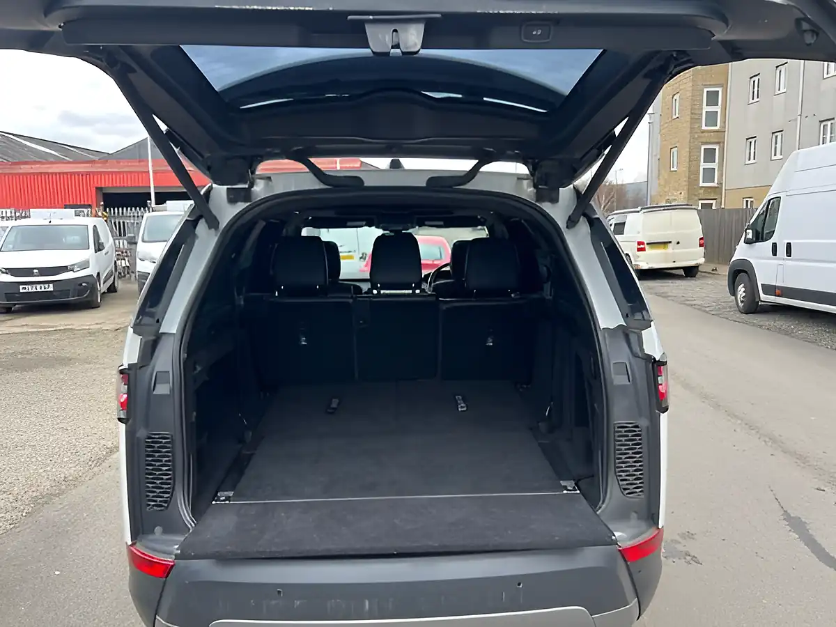 Used 2020 Land Rover Discovery Hse White - Interior and Exterior details 12