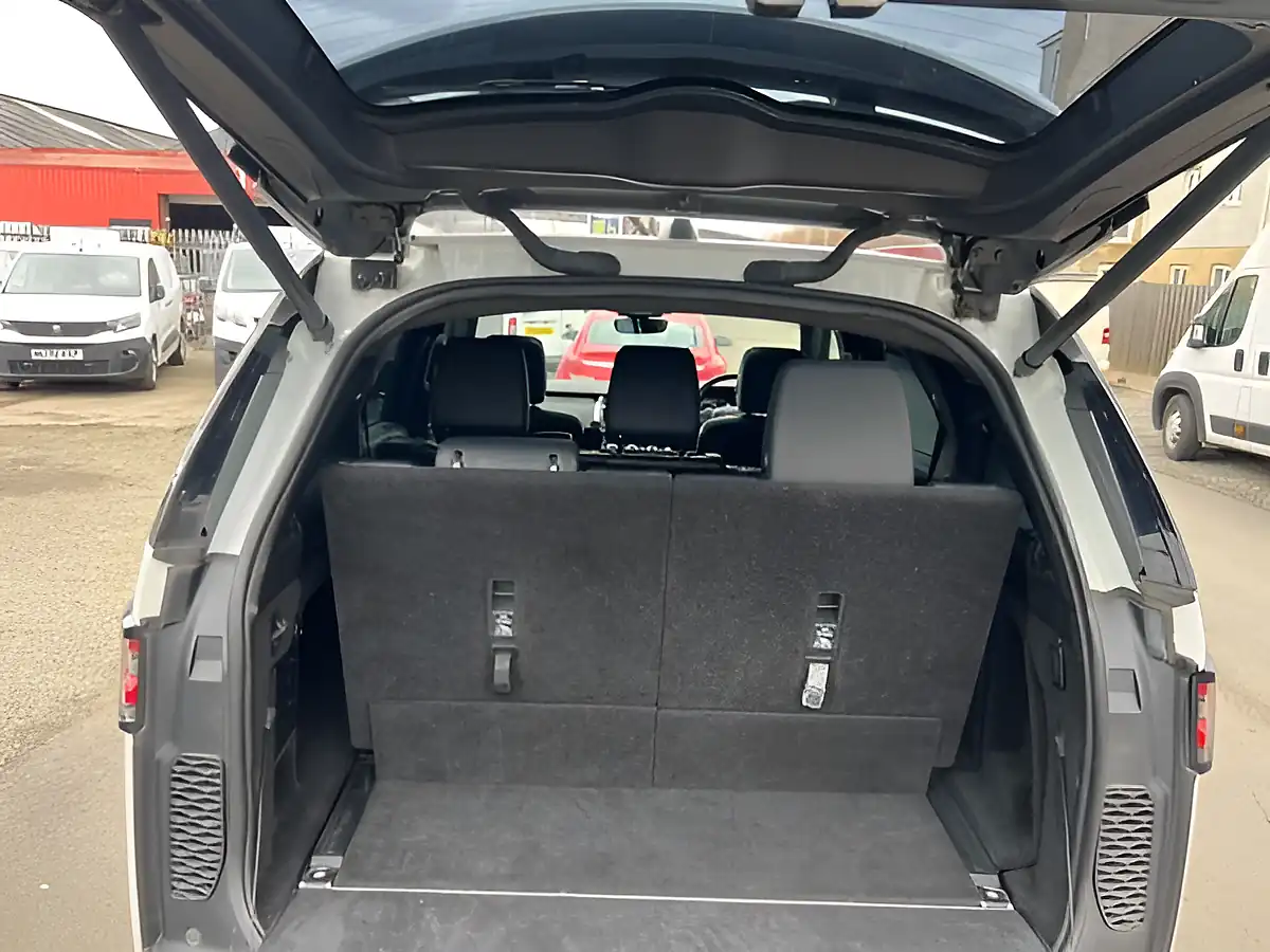 Used 2020 Land Rover Discovery Hse White - Interior and Exterior details 13