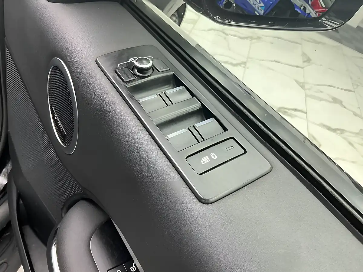 Used 2020 Land Rover Discovery Landmark Edition Black - Interior and Exterior details 17