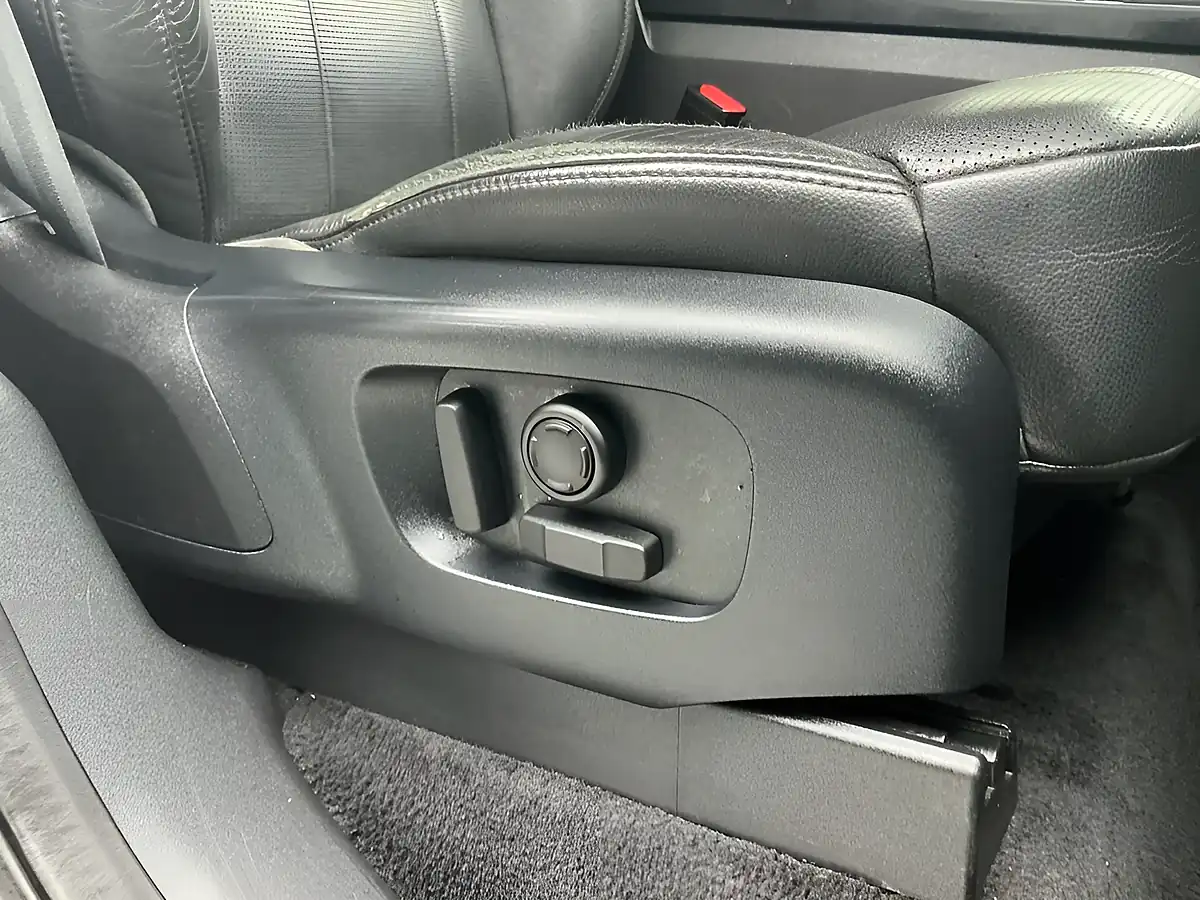 Used 2020 Land Rover Discovery Landmark Edition Black - Interior and Exterior details 19