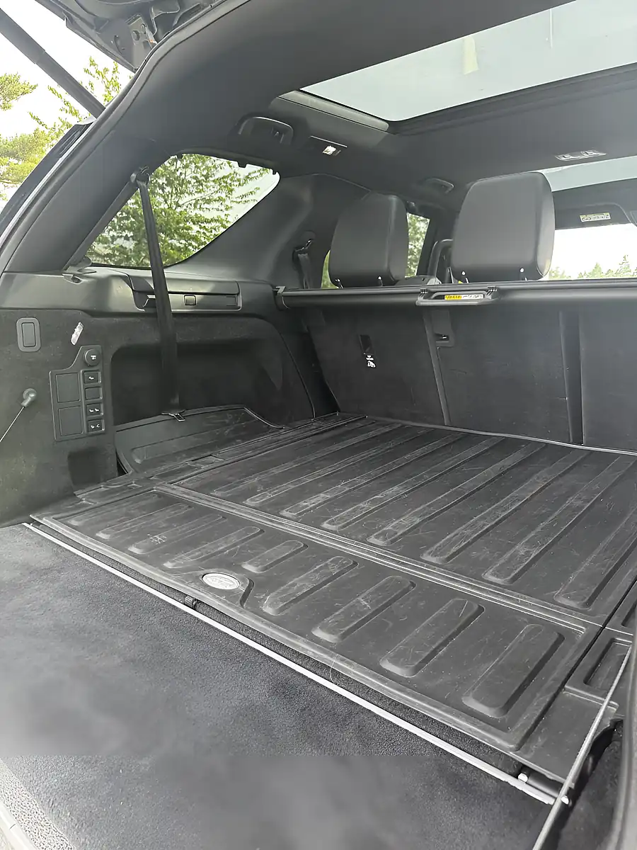 Used 2020 Land Rover Discovery Landmark Edition Blue - Interior and Exterior details 18