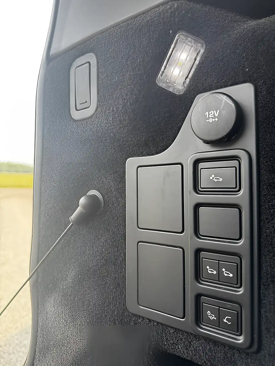 Used 2020 Land Rover Discovery Landmark Edition Blue - Interior and Exterior details 19