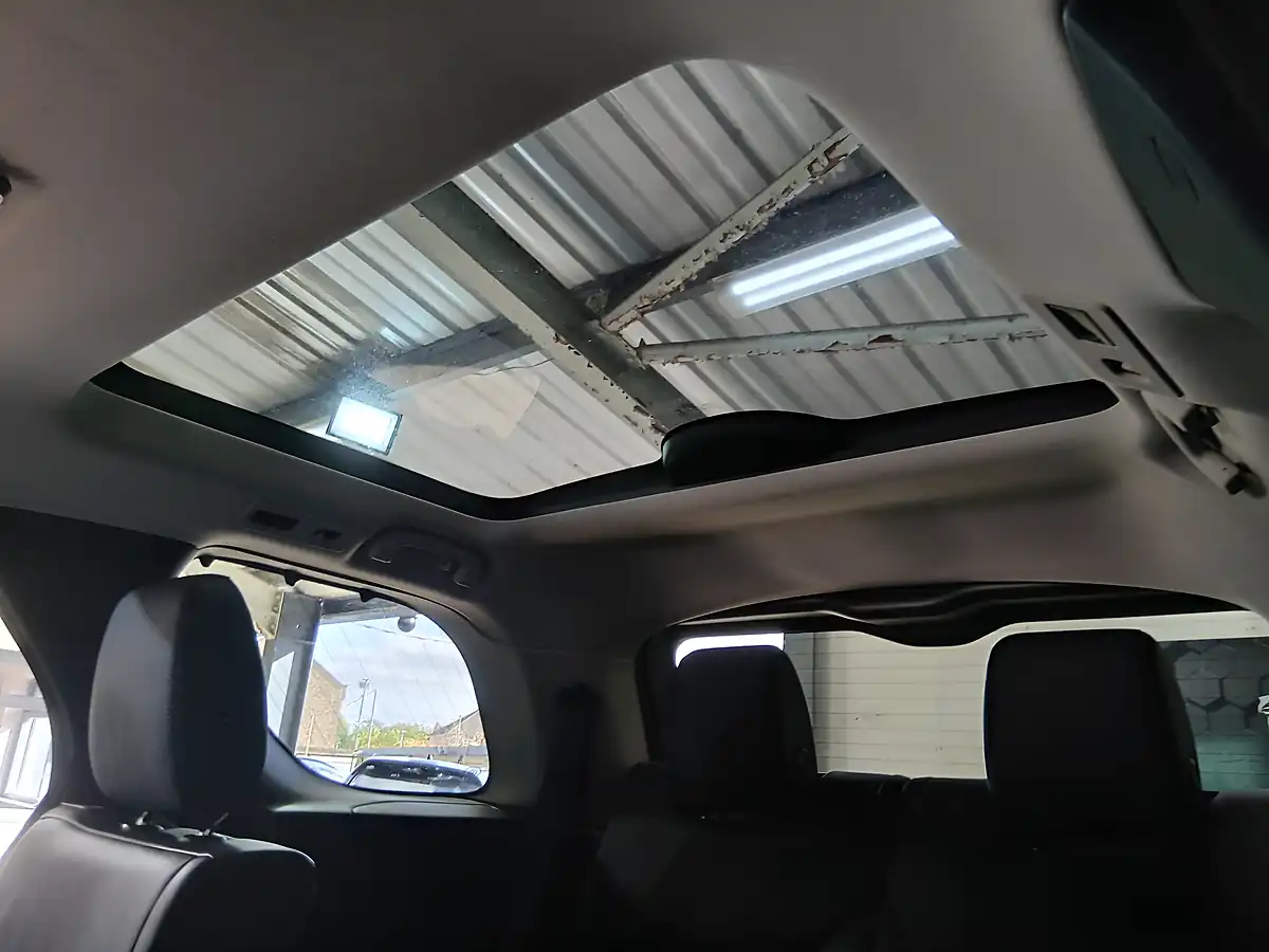 Used 2020 Land Rover Discovery Landmark Edition White - Interior and Exterior details 10