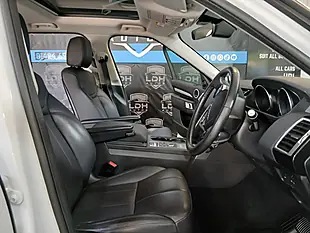 Used 2020 Land Rover Discovery Landmark Edition White - Interior and Exterior details 5