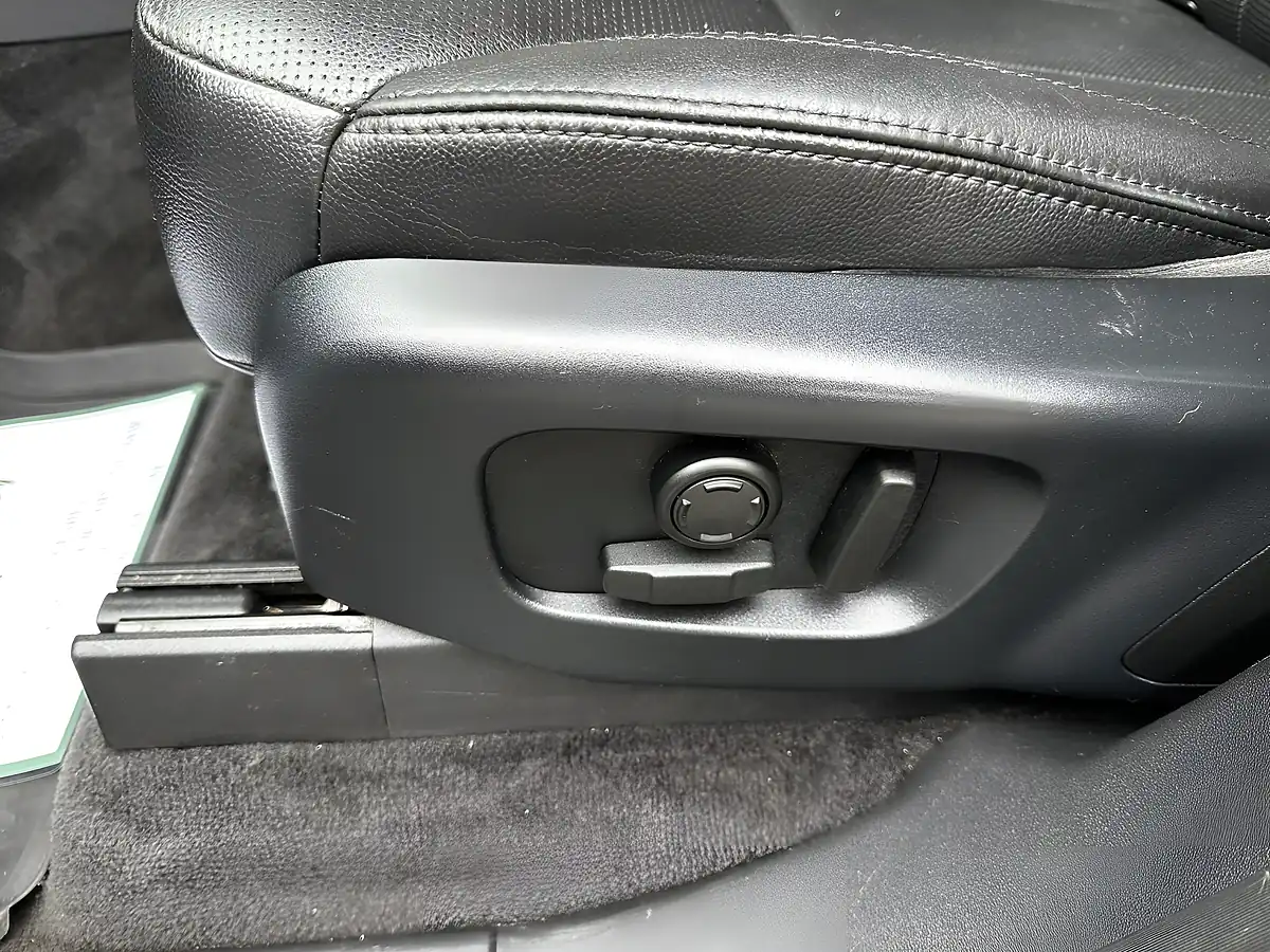 Used 2020 Land Rover Discovery Landmark Edition White - Interior and Exterior details 17