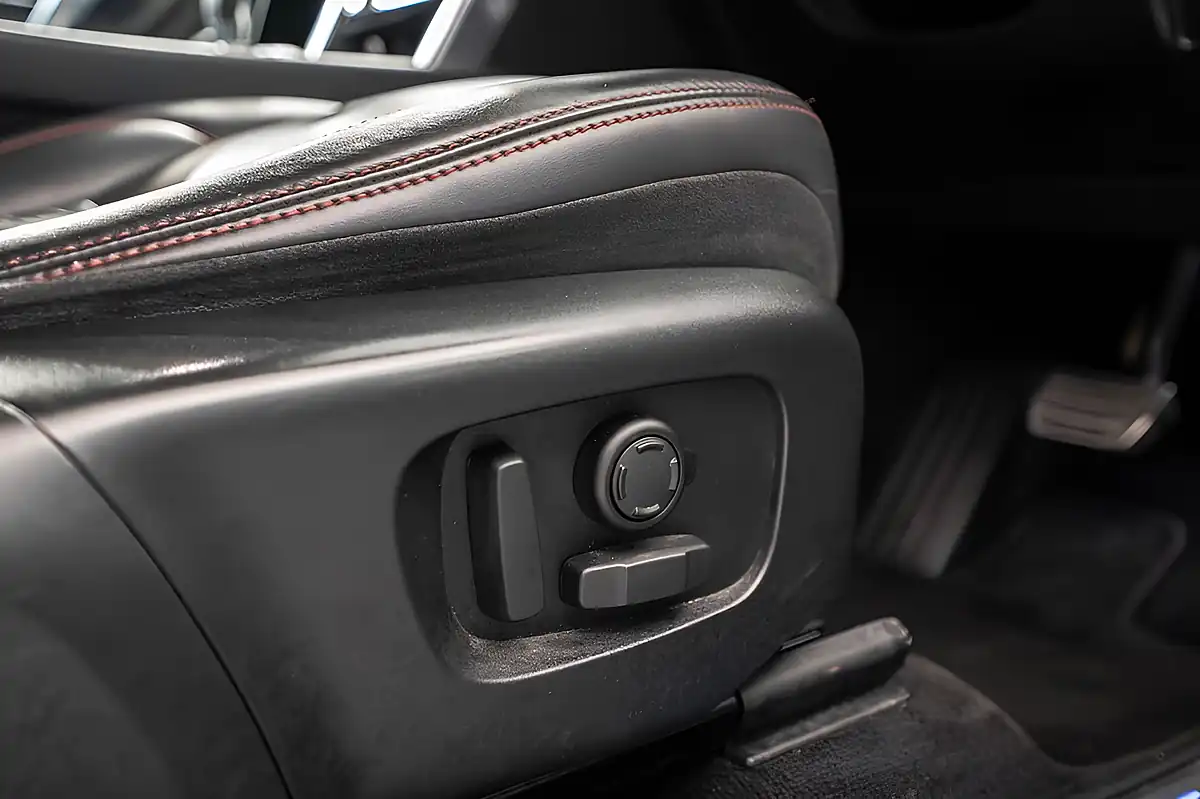 Used 2020 Land Rover Discovery Sport R-Dynamic Hse Black - Interior and Exterior details 9