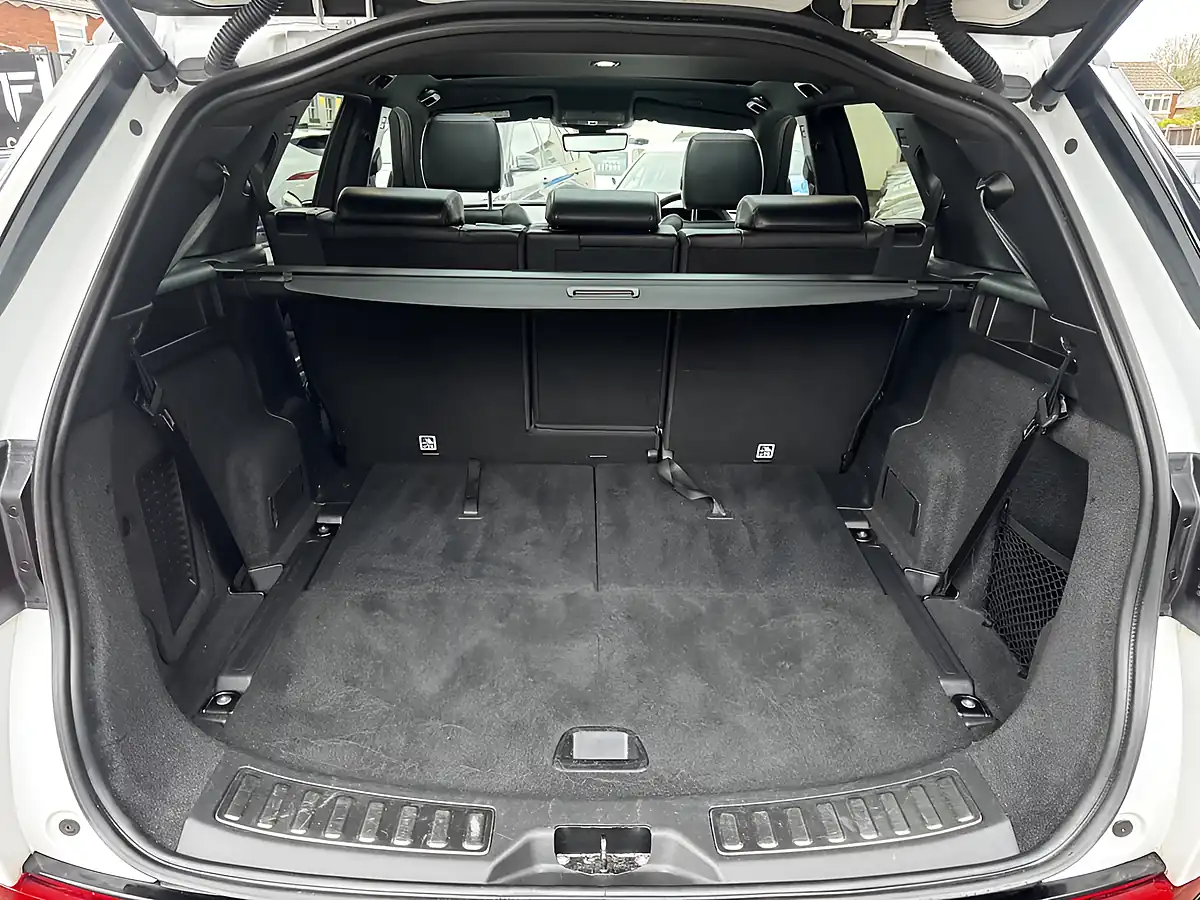 Used 2020 Land Rover Discovery Sport R-Dynamic Hse White - Interior and Exterior details 18
