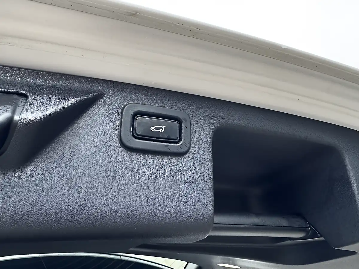 Used 2020 Land Rover Discovery Sport R-Dynamic Hse White - Interior and Exterior details 19