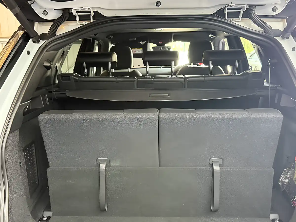 Used 2020 Land Rover Discovery Sport R-Dynamic Se White - Interior and Exterior details 11