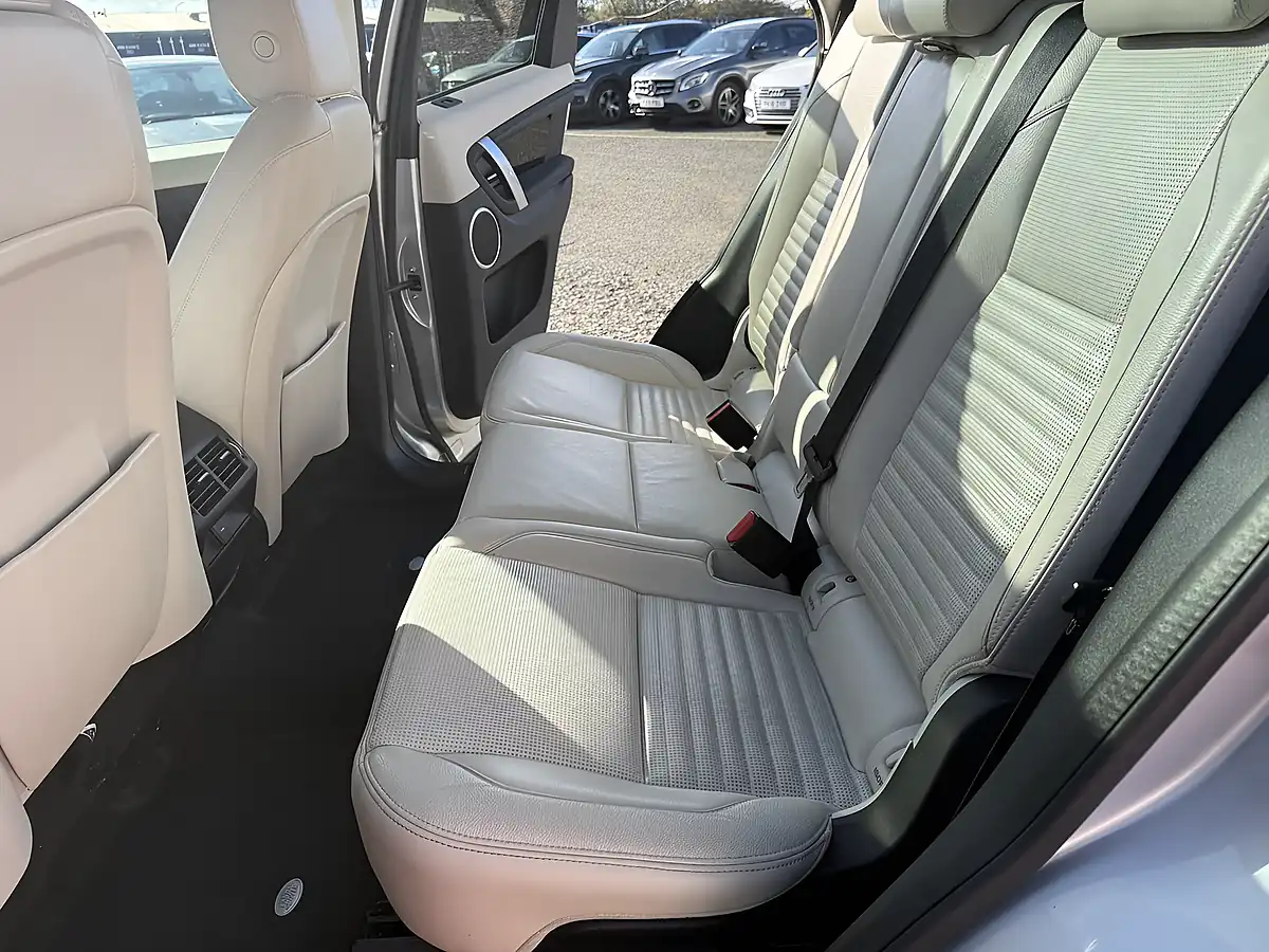 Used 2020 Land Rover Discovery Sport Se Silver - Interior and Exterior details 18