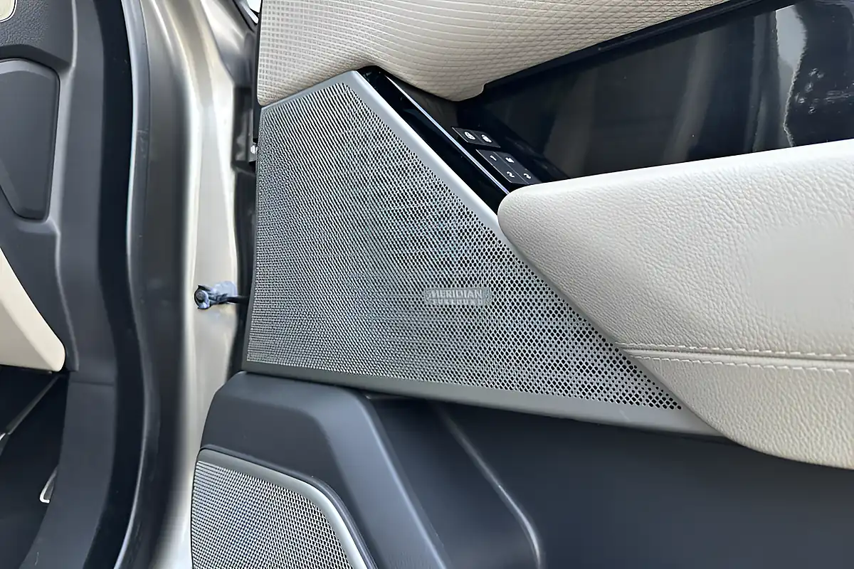 Used 2020 Land Rover Range Rover Velar R-Dynamic Se Grey - Interior and Exterior details 9