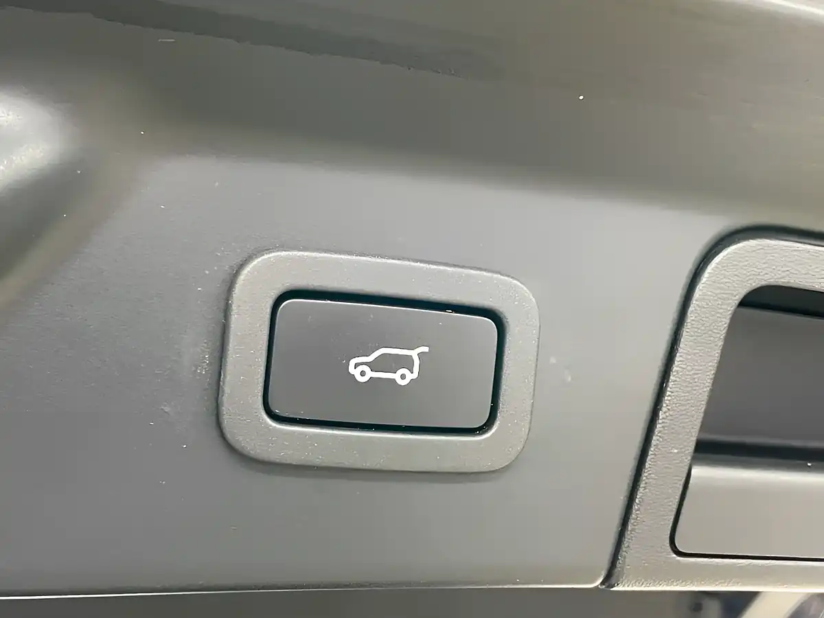 Used 2020 Land Rover Range Rover Velar R-Dynamic Se White - Interior and Exterior details 11
