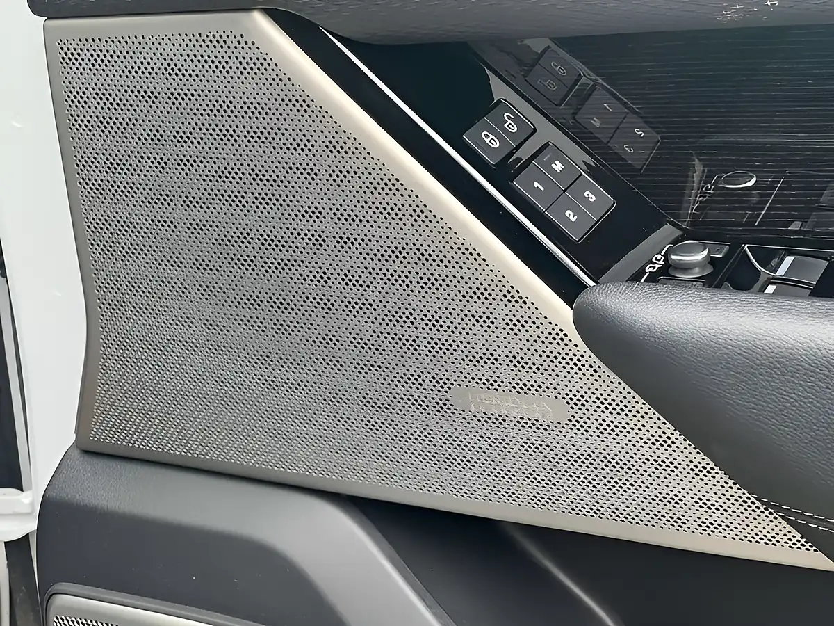 Used 2020 Land Rover Range Rover Velar R-Dynamic Se Yulong White - Interior and Exterior details 8