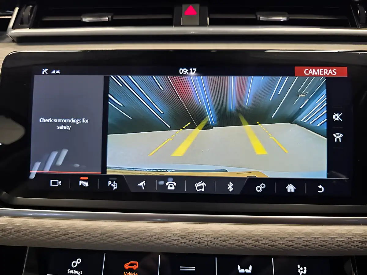 Used 2020 Land Rover Range Rover Velar Se White - Interior and Exterior details 10