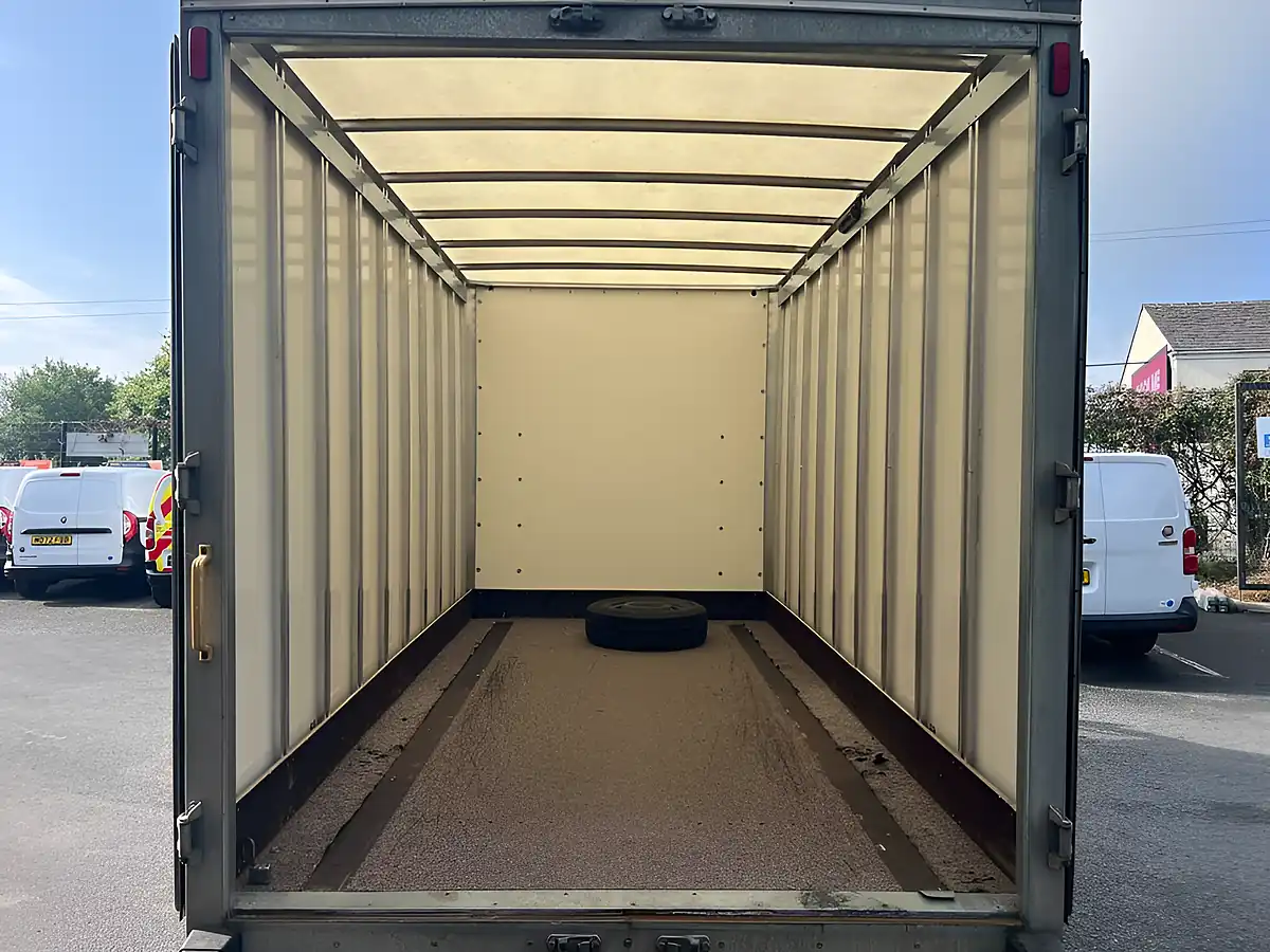 Used 2020 Ldv V80 Luton White - Interior and Exterior details 8