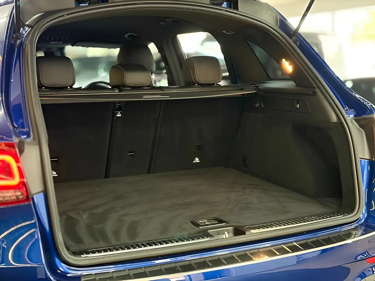 Used 2020 Mercedes-Benz Glc AMG Line Premium Blue - Interior and Exterior details 15