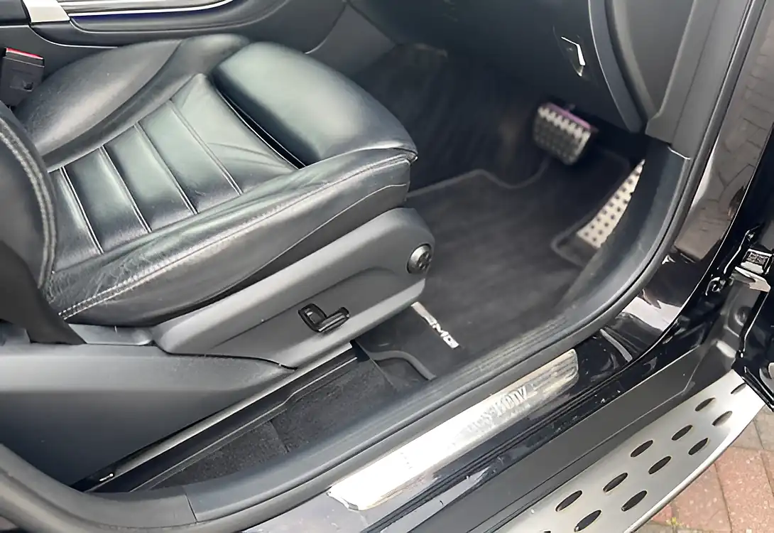 Used 2020 Mercedes-Benz Glc AMG Line Premium Obsidian Black - Interior and Exterior details 12