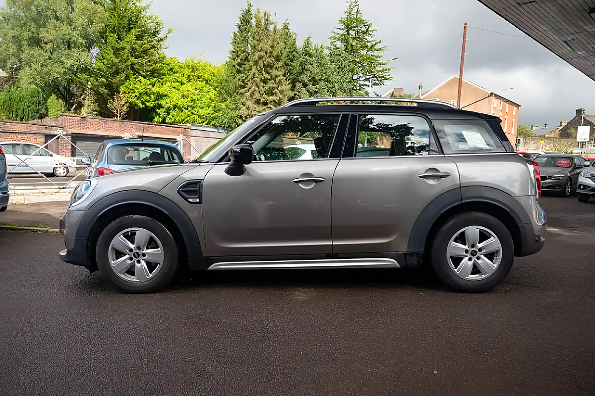 Used 2020 MINI Countryman Cooper Classic Melting Silver - Interior and Exterior details 5