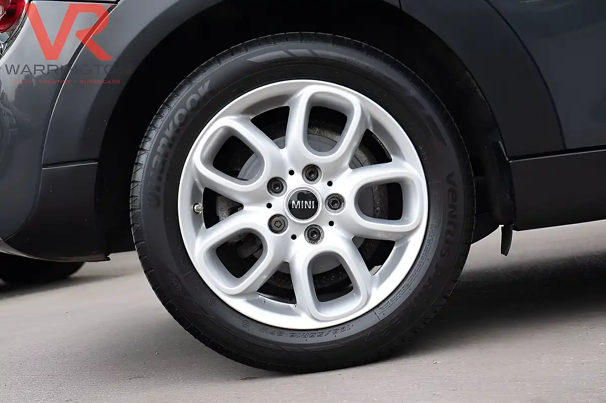 Used 2020 MINI Hatch Classic Thunder Grey - Interior and Exterior details 7