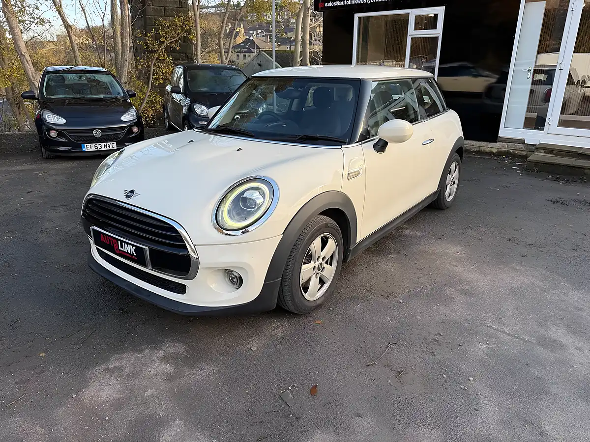Used 2020 MINI Hatch Classic White - Interior and Exterior details 3