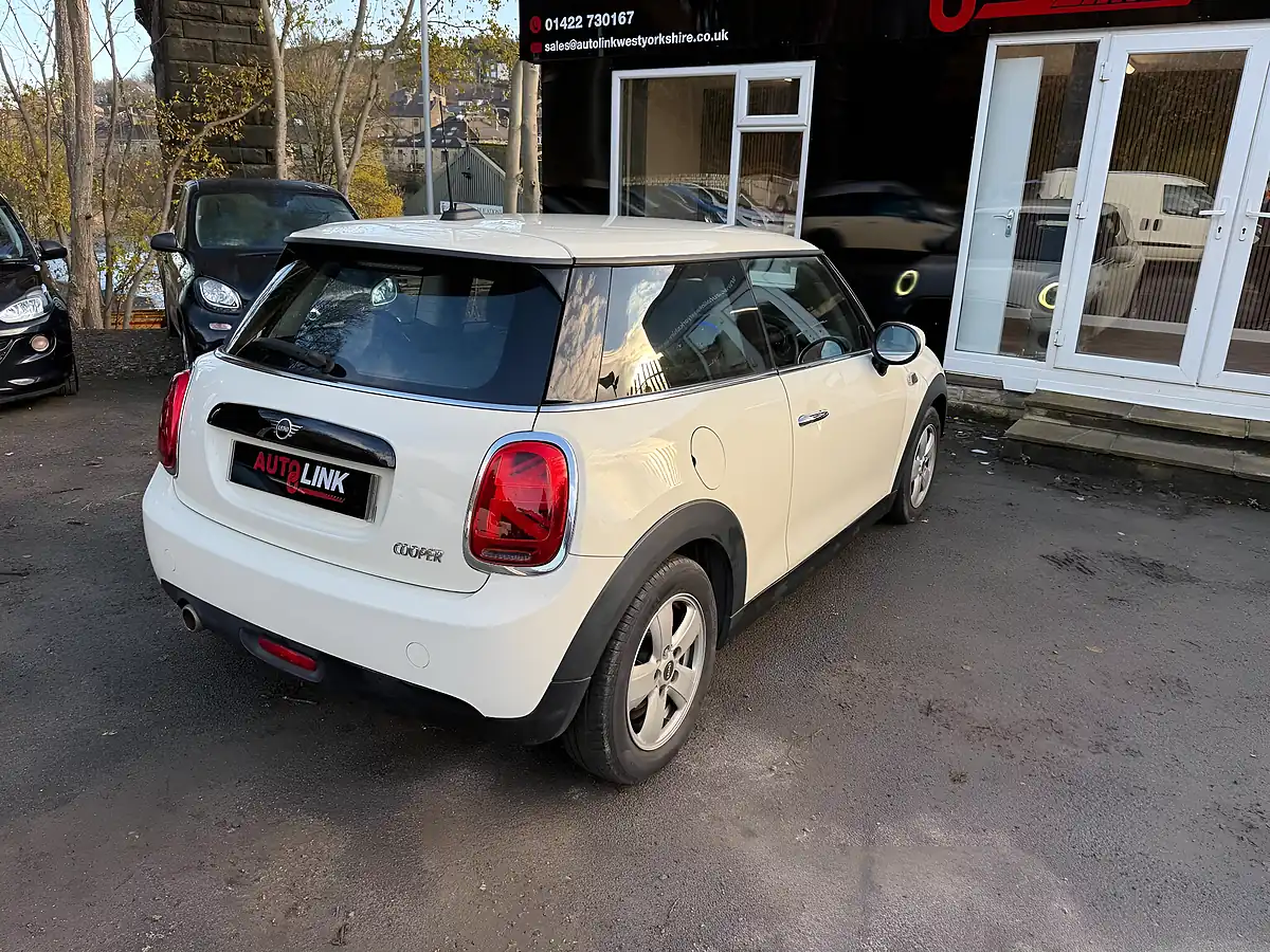 Used 2020 MINI Hatch Classic White - Interior and Exterior details 7