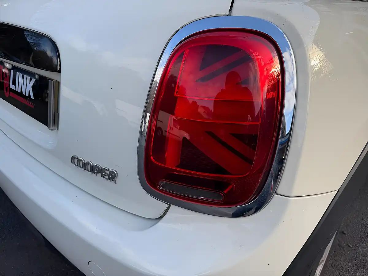 Used 2020 MINI Hatch Classic White - Interior and Exterior details 8