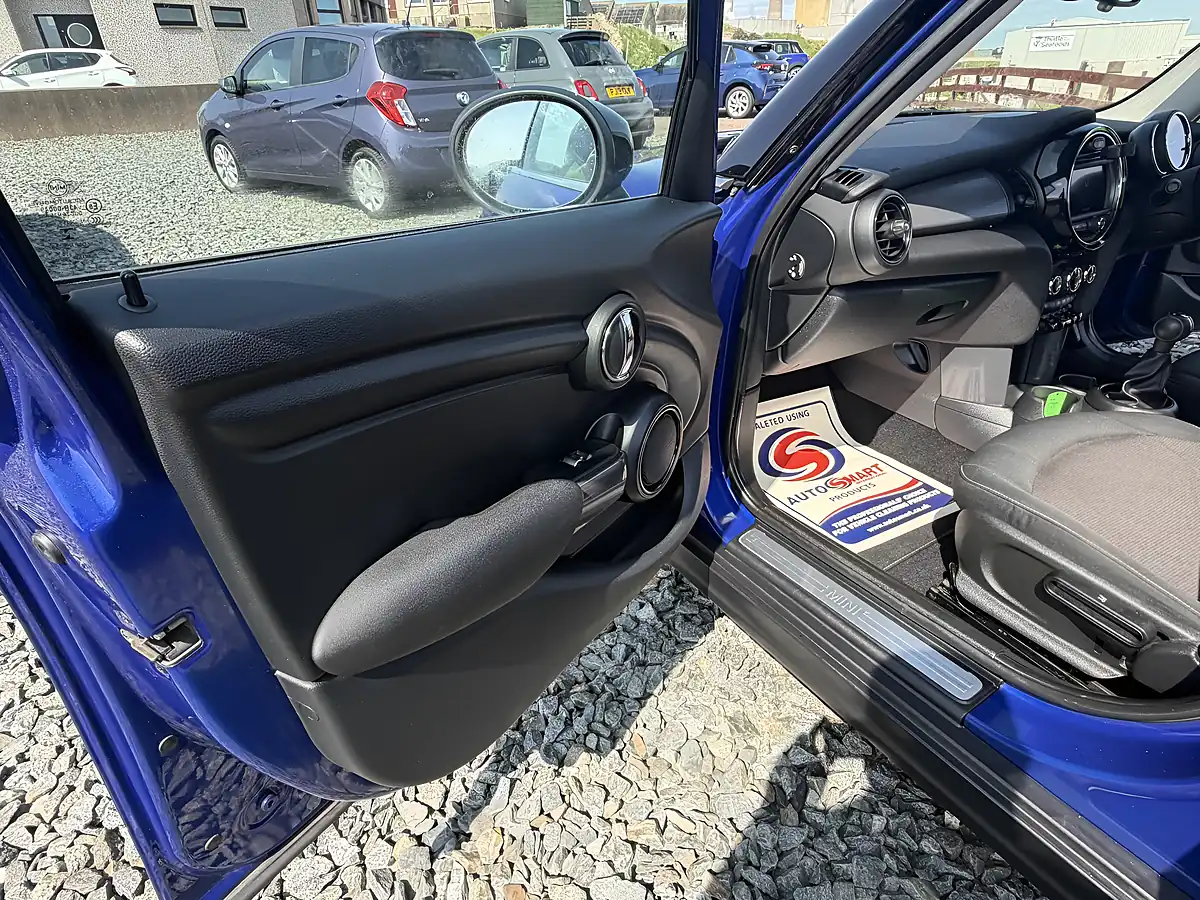 Used 2020 MINI Hatch Cooper Classic Blue - Interior and Exterior details 12