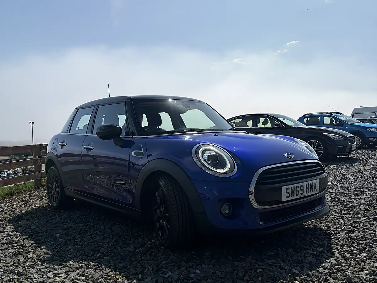 Used 2020 MINI Hatch Cooper Classic Blue - Interior and Exterior details 4