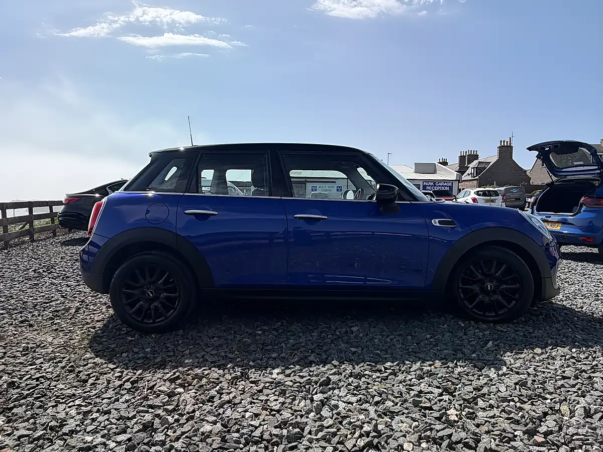 Used 2020 MINI Hatch Cooper Classic Blue - Interior and Exterior details 5