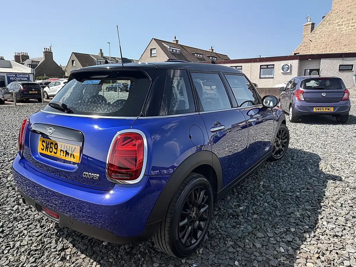Used 2020 MINI Hatch Cooper Classic Blue - Interior and Exterior details 6