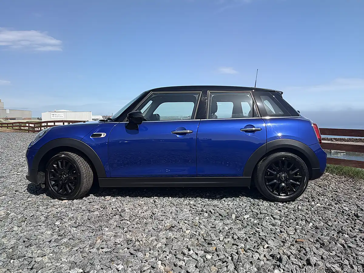 Used 2020 MINI Hatch Cooper Classic Blue - Interior and Exterior details 8