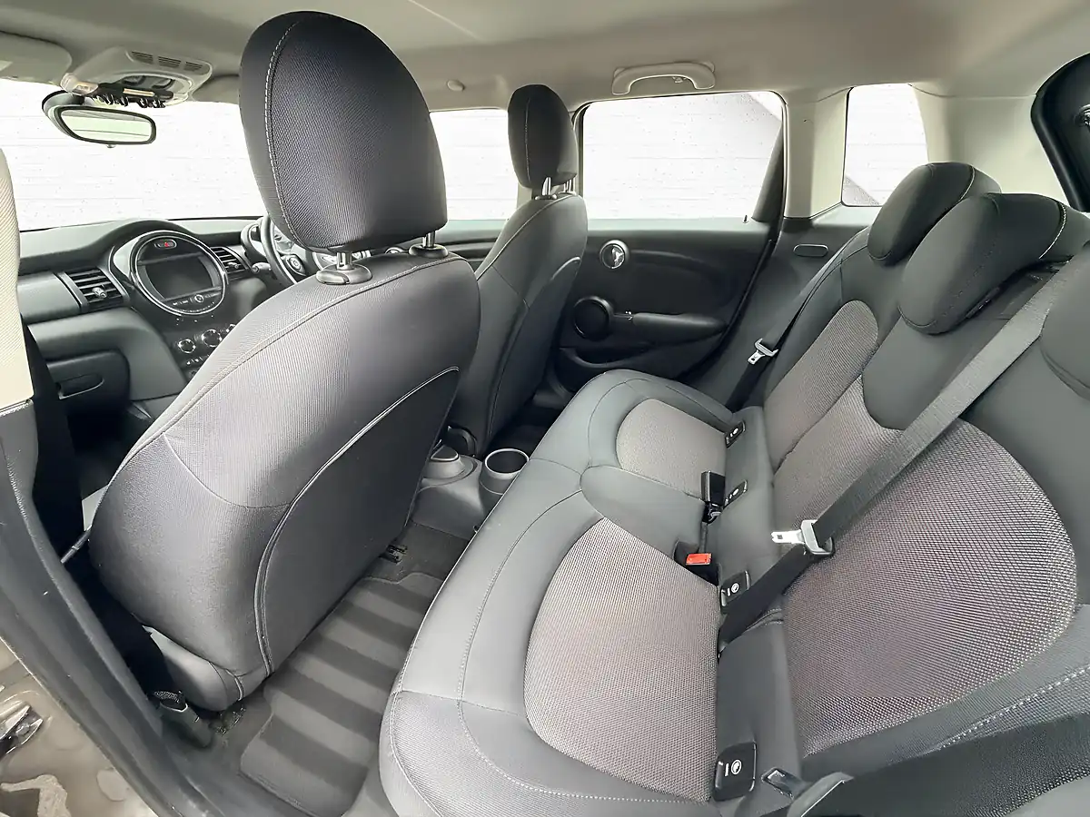 Used 2020 MINI Hatch Cooper Classic Melting Silver - Interior and Exterior details 4