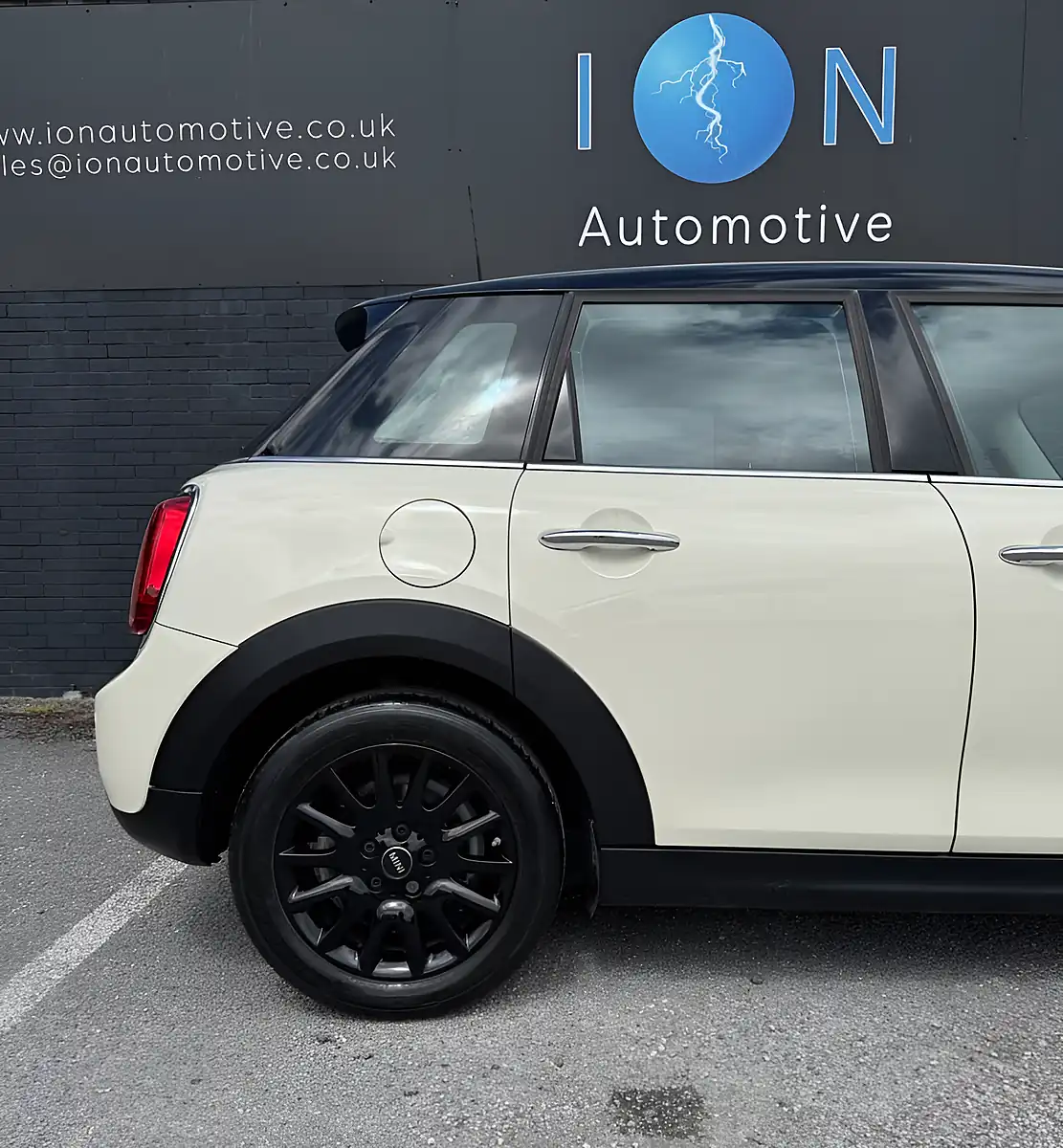 Used 2020 MINI Hatch Cooper Classic Pepper White - Interior and Exterior details 13