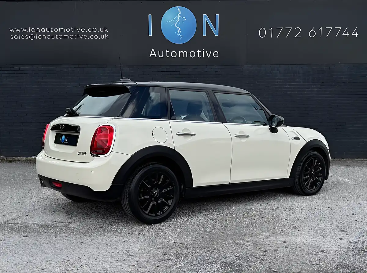 Used 2020 MINI Hatch Cooper Classic Pepper White - Interior and Exterior details 2