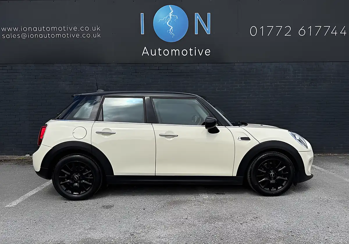 Used 2020 MINI Hatch Cooper Classic Pepper White - Interior and Exterior details 3