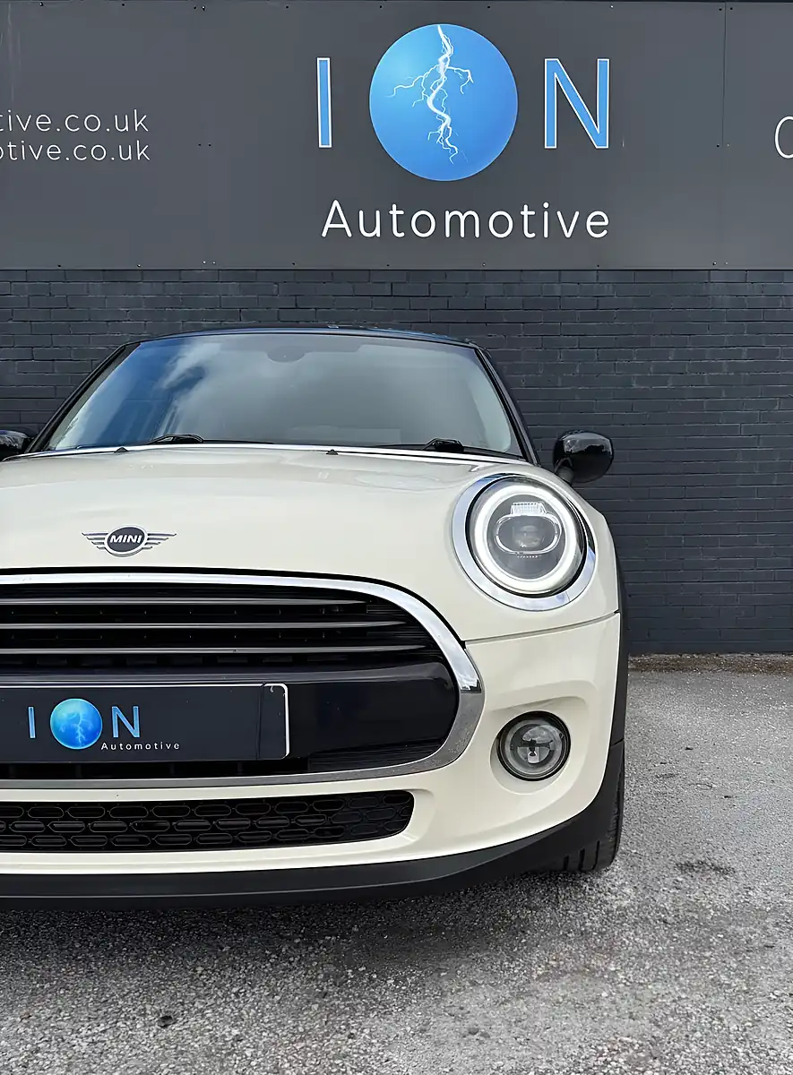 Used 2020 MINI Hatch Cooper Classic Pepper White - Interior and Exterior details 4